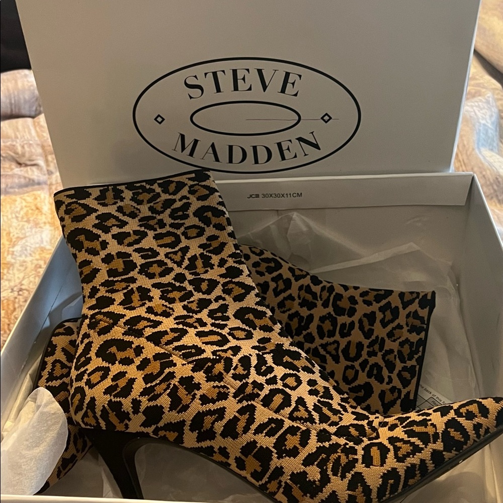 8.5 Steve Madden Leopard booties